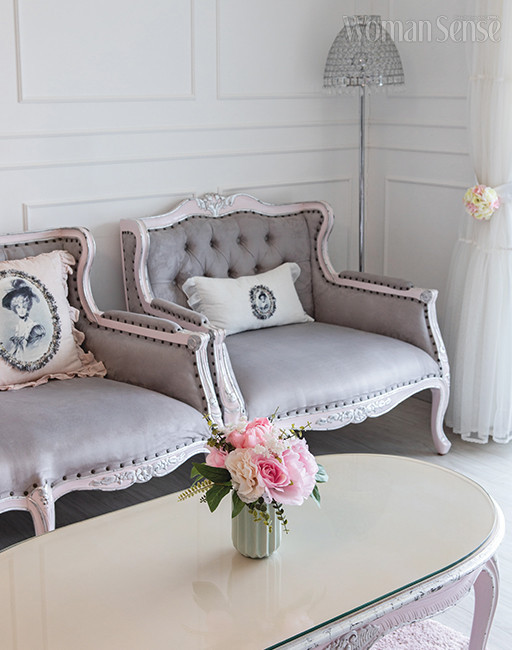 클래식한 느낌의 몰딩과 핑크색 패브릭 소파로 완성한 로맨틱한 거실 공간. 