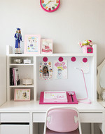 깔끔하게 정돈된 딸의 공부 공간. 핑크색으로 포인트를 줬다.