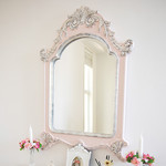 핑크 컬러에 앤티크한 장식의 거울은 제아나가구에서 구입했다.