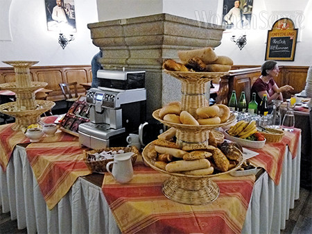 빵과 과일, 커피, 차 등이 제공되는 수도원의 아침 식사.