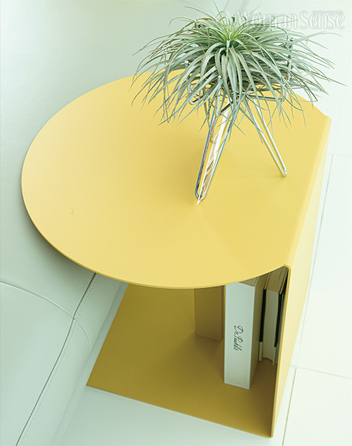 소파 곁에 어디든 놓고 사용할 수 있는 옐로 컬러의 사이드 테이블. 소파 위로 겹치듯이 놓을 수 있어 공간 활용에도 효율적이다.