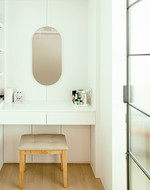 파우더 룸은 기존 아파트의 인테리어를 활용하고 거울이나 수납 소품 등으로 꾸몄다. 