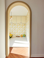 아치형 입구와 패브릭 커튼으로 문을 대신한 아이를 위한 방. 빛이 잘 들어 늘 환하다. 