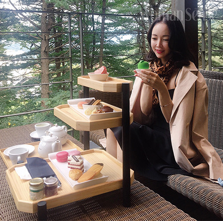공기 좋은 숲속에서 차 한 잔 마시며 힐링하는 '아난티 펜트하우스 서울'은 페이버릿 플레이스. 