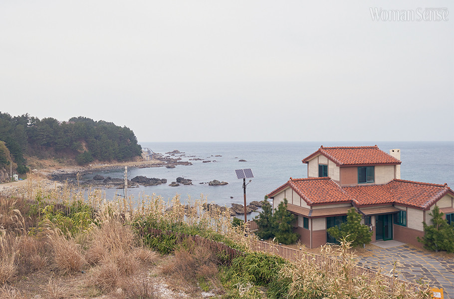 SBS 드라마 <폭풍속으로>의 촬영지로, '하트 해변' 조망이 가능한 '어부의 집' 전경. 반대편으로는 곧게 뻗은 대나무숲과 우뚝 선 '죽변등대'를 볼 수 있다. 
