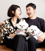 김승현·한정원 부부의 유쾌한 한때. 결혼 후 함께 키우고 있는 반려동물도 	이젠 그들과 떼려야 뗄 수 없는 가족이다.