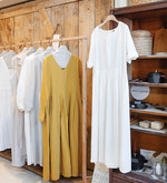 '모니카팜'에서는 남은정 작가가 직접 디자인한 리넨 소재 옷과 나무 소재 리빙 소품이 판매된다. 