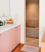 욕실 옆의 파우더 룸은 대형 유리와 파스텔 핑크 컬러로 과하지 않은 포인트를 줬다.