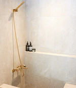 깨끗한 화이트 타일과 욕조에 골드 수전으로 포인트를 준 욕실. 