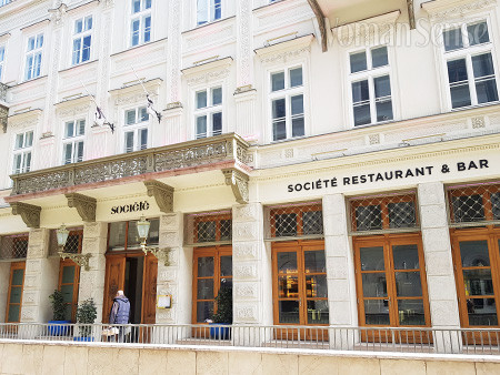 스페셜 요가 코스가 열리는 레스토랑 ‘소사이티’의 외관. 