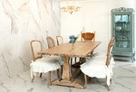 로맨틱한 빈티지 무드의 커다란 원테이블은 조은숙과 가족들이  함께 식사를 하는 공간이다. 