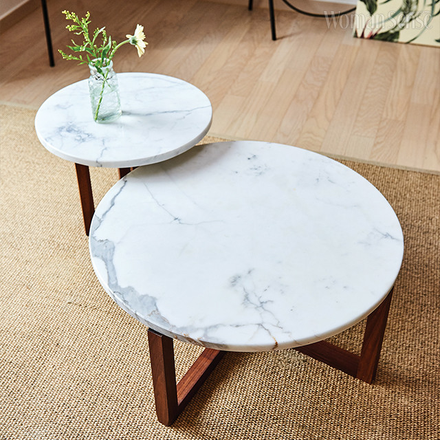 부부가 직접 만든 거실 테이블 거실 테이블은 비앙코 대리석과 월넛으로 제작했다. 거실에 있는 의자와 높이를 맞췄고 원형 테이블은 서로 지름을 달리해 고루해 보이지 않게 만들었다. 