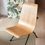 장 프루베의 안토니 체어 김현경 씨가 집에서 가장 애정하는 장 프루베의 대표적인 의자로 식탁 의자도 이 브랜드의 것. 