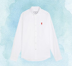 브랜드 로고가 레드 자수로 새겨진 코튼 옥스퍼드 셔츠. 자개 버튼이 포인트인 심플한 화이트 셔츠로 어떤 스타일에도 매치가 용이하다. 28만원 아미. 