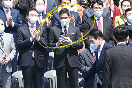  윤석열 대통령 취임식에서 정 부회장은 
 진중한 재계 대표들과는 달리 스마트폰을 
 손에서 놓지 않았다. 
