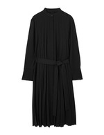 울 혼방 소재로 만든 새틴 질감의 릴랙스드 핏 셔츠 드레스 21만5천원 코스. 