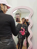 핑크 모티브 전신 거울이 있는 셀피 존.